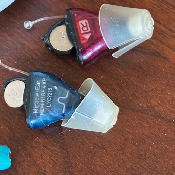 Pair of MIRACLE EAR HEARING AIDS + 2 cleaning tools in HARD SHELL CASE - Picture 2 of 4